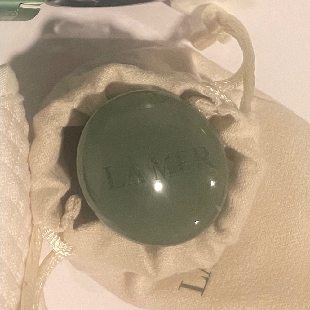 La Mer Skincare Tool in Green and Cream pouch